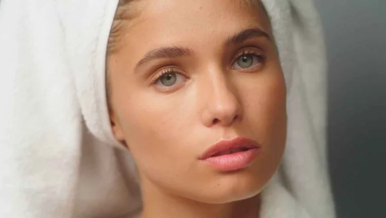 Comparison of aloe vera gel and moisturizer for dry skin in 2025, showing benefits, textures, and skincare uses side by side.