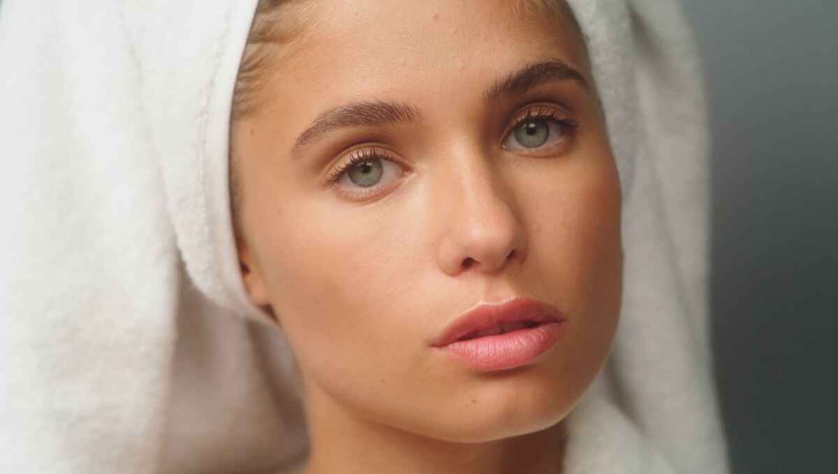 Comparison of aloe vera gel and moisturizer for dry skin in 2025, showing benefits, textures, and skincare uses side by side.