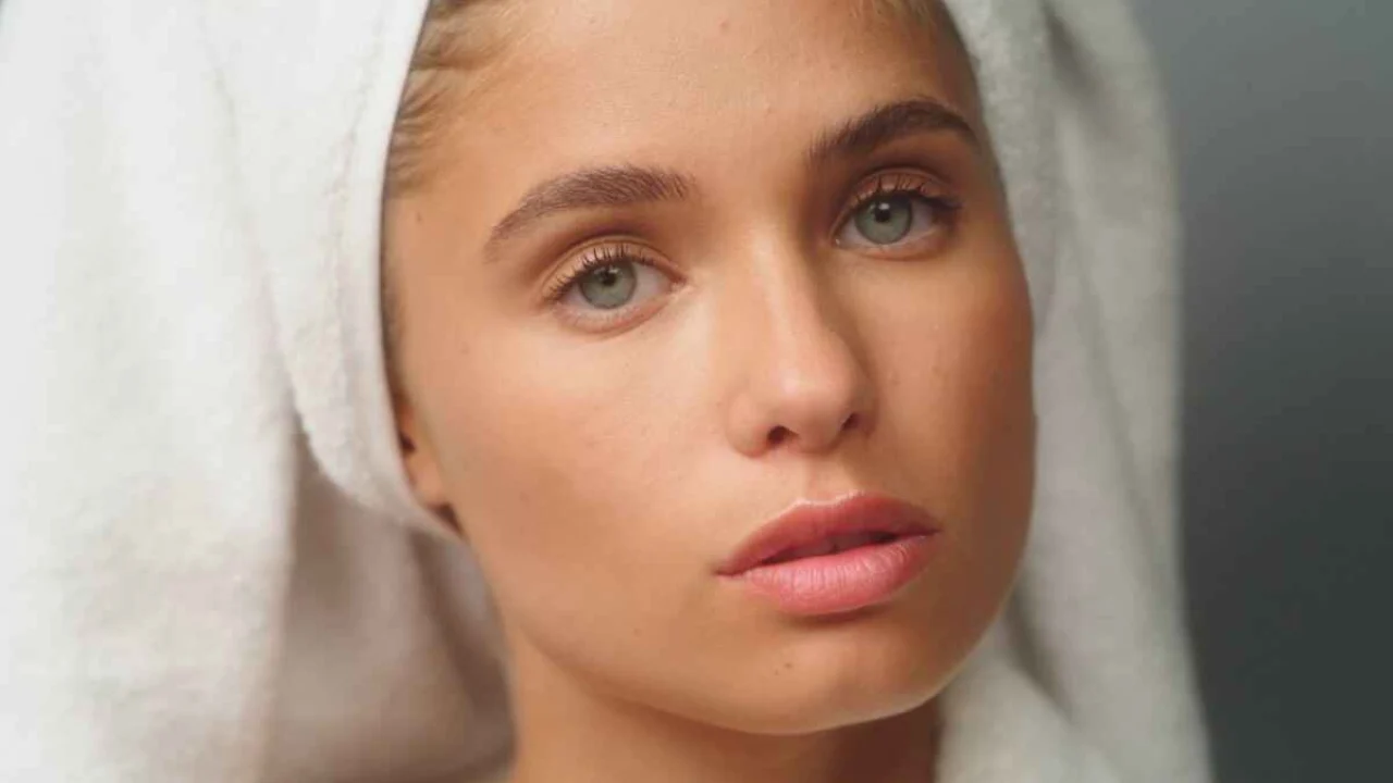 Comparison of aloe vera gel and moisturizer for dry skin in 2025, showing benefits, textures, and skincare uses side by side.